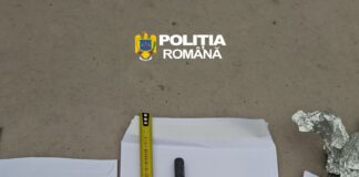 (FOTO) Pistol ascuns de un tânăr buzoian, găsit de polițiști. Descinderi cu mascații