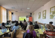 Aproape 100.000 de copii învață în clase simultane. Soluția World Vision România pentru profesorii care predau mai multor clase în aceeași oră