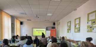 Aproape 100.000 de copii învață în clase simultane. Soluția World Vision România pentru profesorii care predau mai multor clase în aceeași oră