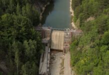 Sute de familii de pe Valea Slănicului vor avea apă cu program. Compania: Râul Slănic aproape a secat