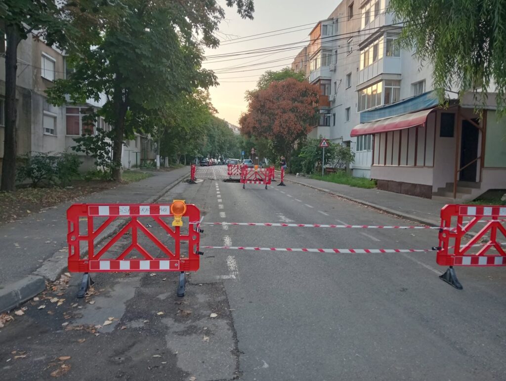 (VIDEO) Asfalt surpat, autovidanjă blocată. Compania de Apă: Utilizarea necorespunzătoare a canalizării, singura cauză 1 asfalt surpat Buzău cartier Dorobanți, asfalt surpat vidanjă Compania de Apă Buzău, comunicat Compania de Apă Buzău
