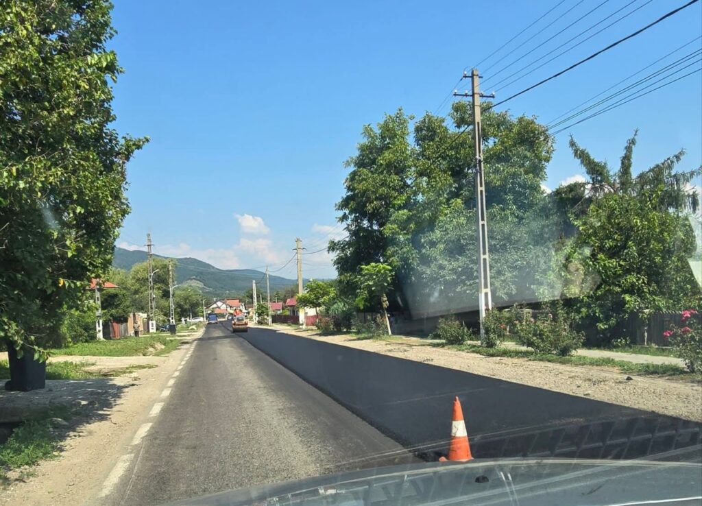(FOTO) Asfaltări în Cislău, pe DN 10. Primar: Vor urma și străzile aferente 4 asfaltări DN 10 Cislău, mesaj primar Cislău Constantin Mușat
