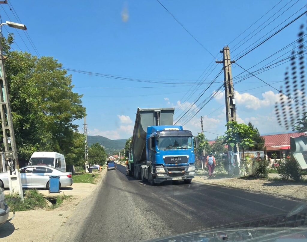 (FOTO) Asfaltări în Cislău, pe DN 10. Primar: Vor urma și străzile aferente 1 asfaltări DN 10 Cislău, mesaj primar Cislău Constantin Mușat