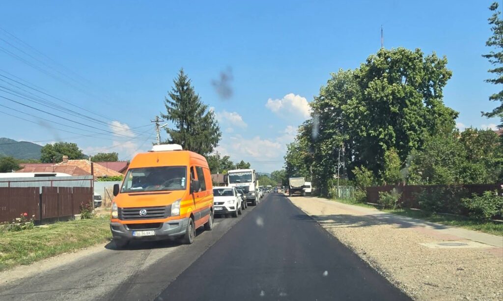 (FOTO) Asfaltări în Cislău, pe DN 10. Primar: Vor urma și străzile aferente 2 asfaltări DN 10 Cislău, mesaj primar Cislău Constantin Mușat