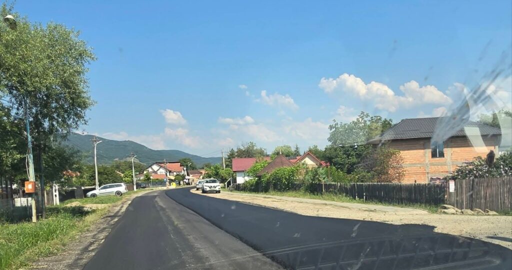 (FOTO) Asfaltări în Cislău, pe DN 10. Primar: Vor urma și străzile aferente 5 asfaltări DN 10 Cislău, mesaj primar Cislău Constantin Mușat