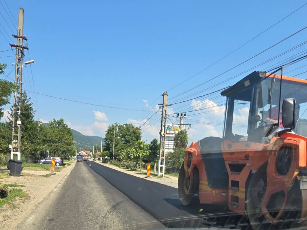 (FOTO) Asfaltări în Cislău, pe DN 10. Primar: Vor urma și străzile aferente 3 asfaltări DN 10 Cislău, mesaj primar Cislău Constantin Mușat