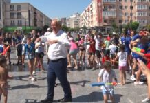 (VIDEO) Primarul Toma, „atacat” de copii, la Marea Bălăceală