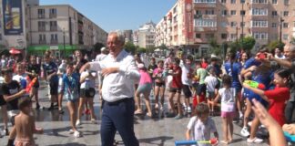 (VIDEO) Primarul Toma, „atacat” de copii, la Marea Bălăceală
