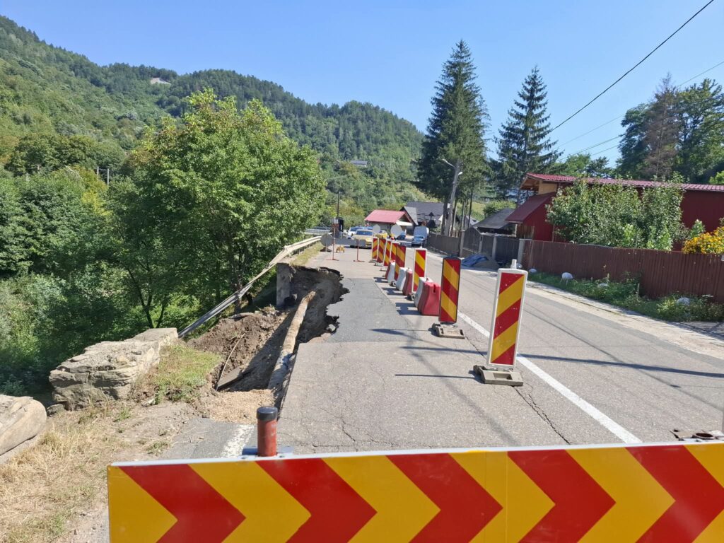 (VIDEO) Conductă spartă, drum prăbușit. Restricții pe DN 10, la Nehoiu 1 avarie conductă apă Lunca Priporului Nehoiu DN 10, drum prăbușit DN 10 Nehoiu, restricții DN 10