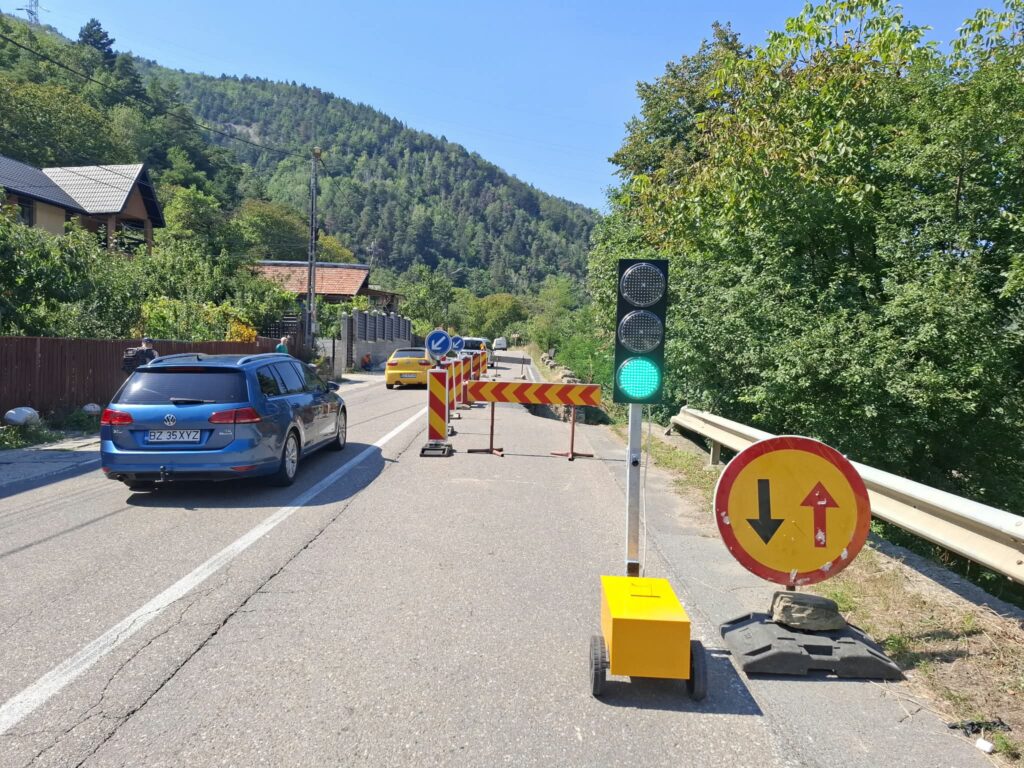 (VIDEO) Conductă spartă, drum prăbușit. Restricții pe DN 10, la Nehoiu 4 avarie conductă apă Lunca Priporului Nehoiu DN 10, drum prăbușit DN 10 Nehoiu, restricții DN 10