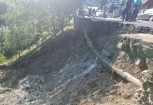 (VIDEO) Conductă spartă, drum prăbușit. Restricții pe DN 10, la Nehoiu
