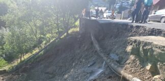 (VIDEO) Conductă spartă, drum prăbușit. Restricții pe DN 10, la Nehoiu