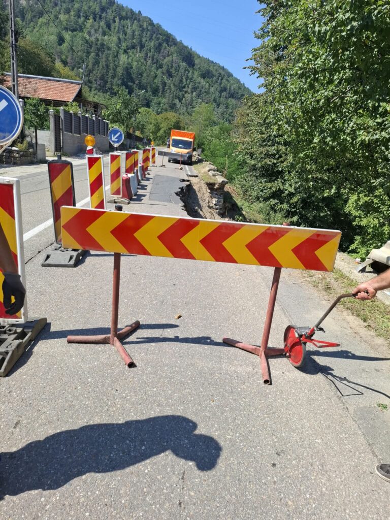 (VIDEO) Conductă spartă, drum prăbușit. Restricții pe DN 10, la Nehoiu 3 avarie conductă apă Lunca Priporului Nehoiu DN 10, drum prăbușit DN 10 Nehoiu, restricții DN 10
