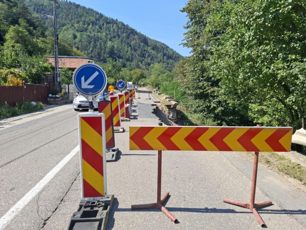 (VIDEO) Conductă spartă, drum prăbușit. Restricții pe DN 10, la Nehoiu 2 avarie conductă apă Lunca Priporului Nehoiu DN 10, drum prăbușit DN 10 Nehoiu, restricții DN 10