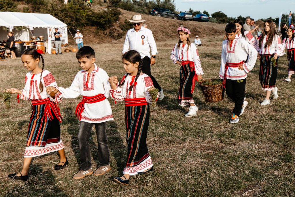 (FOTO) Buzău Wine Fest: vinul, tradițiile și istoria s-au întâlnit la Pietroasele, în prima ediție a festivalului 14 Wine Fest Buzău - Pietroasele