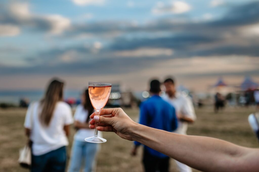 (FOTO) Buzău Wine Fest: vinul, tradițiile și istoria s-au întâlnit la Pietroasele, în prima ediție a festivalului 6 Wine Fest Buzău - Pietroasele