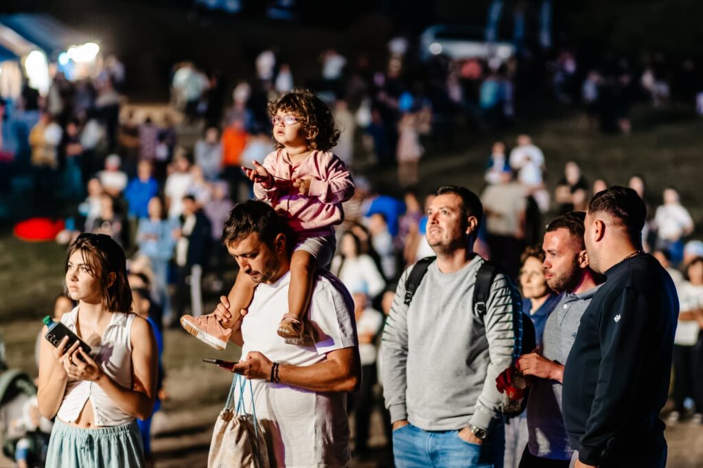 (FOTO) Buzău Wine Fest: vinul, tradițiile și istoria s-au întâlnit la Pietroasele, în prima ediție a festivalului 12 Wine Fest Buzău - Pietroasele