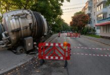 (VIDEO) Asfalt surpat, autovidanjă blocată. Compania de Apă: Utilizarea necorespunzătoare a canalizării, singura cauză