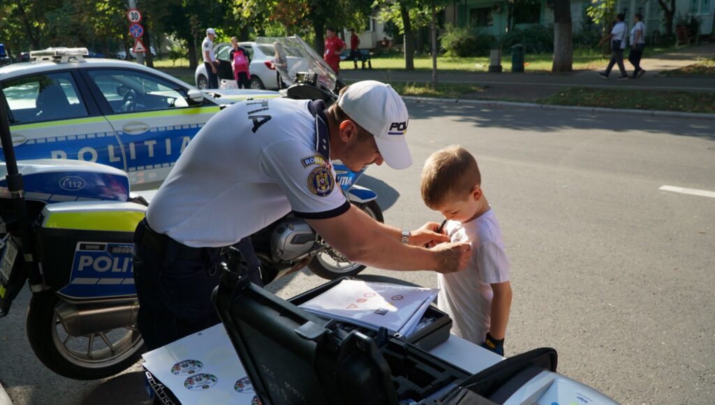 (FOTO) Bulevardul Bălcescu, animat de copii, polițiști și voluntari de la Crucea Roșie 3 acțiune preventivă Bulevardul Bălcescu