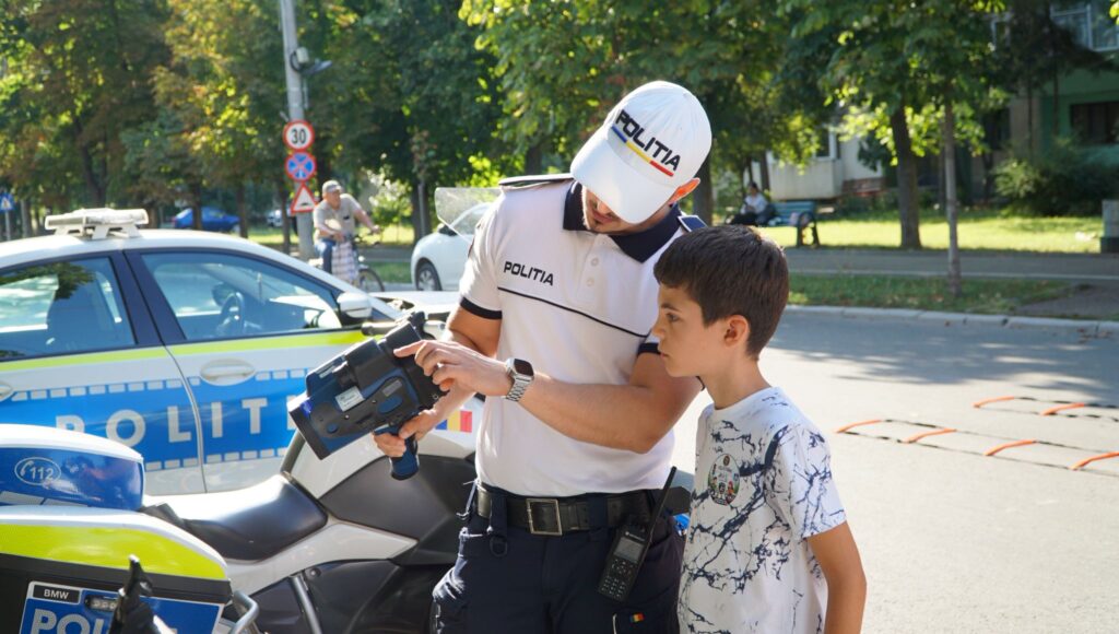 (FOTO) Bulevardul Bălcescu, animat de copii, polițiști și voluntari de la Crucea Roșie 4 acțiune preventivă Bulevardul Bălcescu
