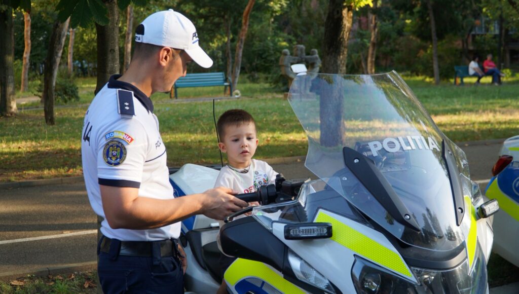 (FOTO) Bulevardul Bălcescu, animat de copii, polițiști și voluntari de la Crucea Roșie 7 acțiune preventivă Bulevardul Bălcescu