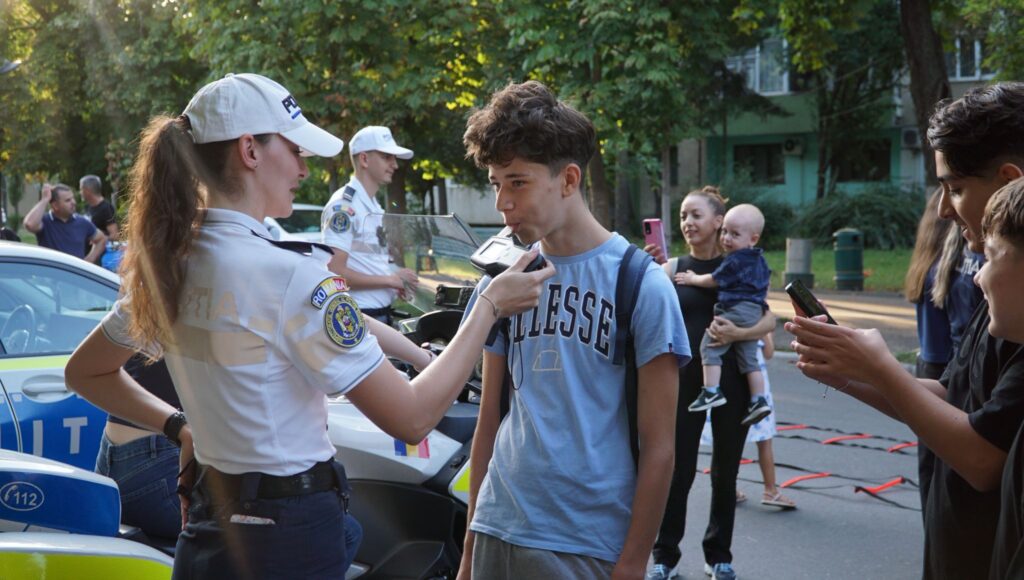 (FOTO) Bulevardul Bălcescu, animat de copii, polițiști și voluntari de la Crucea Roșie 9 acțiune preventivă Bulevardul Bălcescu