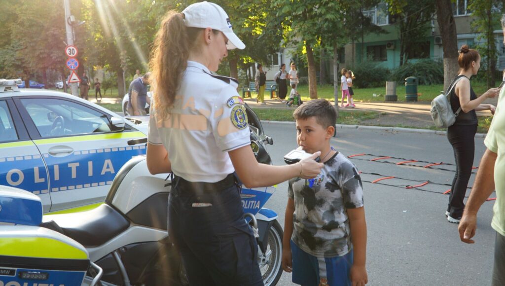 (FOTO) Bulevardul Bălcescu, animat de copii, polițiști și voluntari de la Crucea Roșie 1 acțiune preventivă Bulevardul Bălcescu