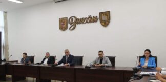 (FOTO) Pregătiri pentru nou an școlar. Mesajul transmis de prefectul Dimian. Cine a reprezentat ISJ la ședință