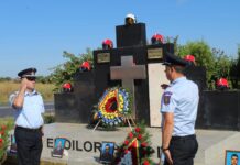 (FOTO) Comemorare la Mihăilești. Prefect: Ne-am oprit cu respect și cu frunțile plecate în fața celor care și-au pierdut viața în tragicul eveniment din 2004