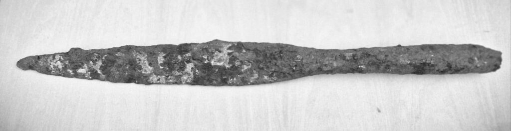 (FOTO) RARISIM! Vârf de lance de pe vremea dacilor, descoperit la Buzău. Din 2027 va fi expus la Muzeul Județean 2 vârf de lance daci, vârf de lance descoperit Cârlomânești