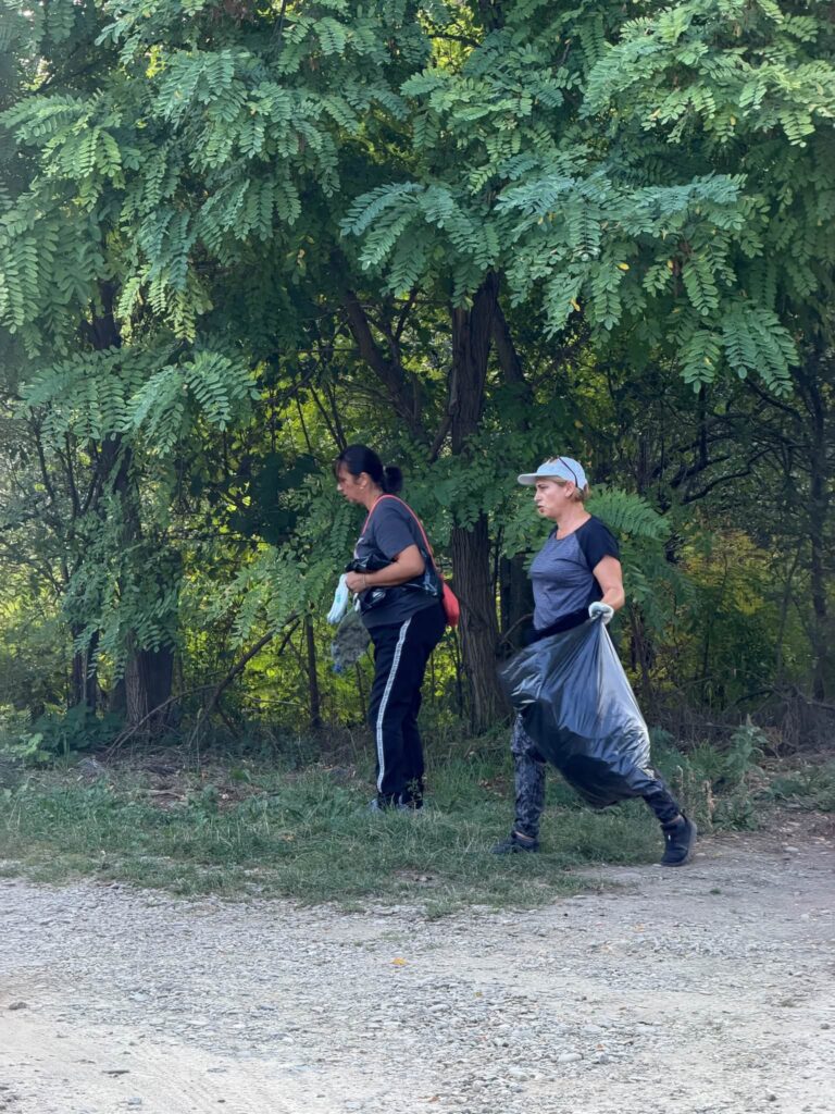 (FOTO) CISLĂU. Au strâns zeci de saci cu gunoaie. Primar: Ați ales să vă pese! 2 acțiune curățenie Cislău, anunț Primăria Cislău, curățenie Cislău, Let s do it România Buzău acțiune de ecologizare, saci gunoi