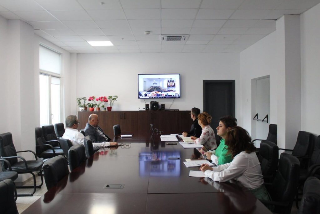 Proiect de 100.000 de euro, la Casa Albă. Prefect: Un nou pas în direcția dezvoltării infrastructurii instituției 1 prefect Leonard Dimian, proiect Prefectura Buzău stocare energie electrică surse regenerabile, ședință de lucru Casa Albă Buzău
