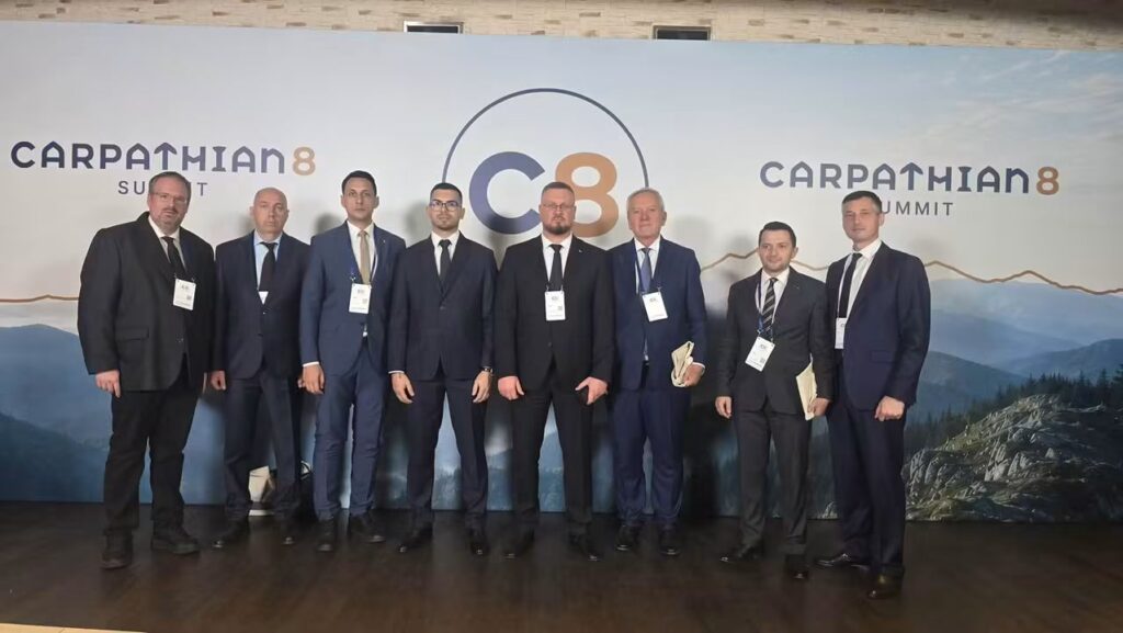 (FOTO) Primarul Toma, la Summit, alături de Nicușor Dan și Volodimir Zelenski. "Am fost înjurat ca la ușa cortului" 5 Nicușor Dan, primar Constantin Toma summit, Summit of the Carpathian Integration Initiative, Volodimir Zelenski