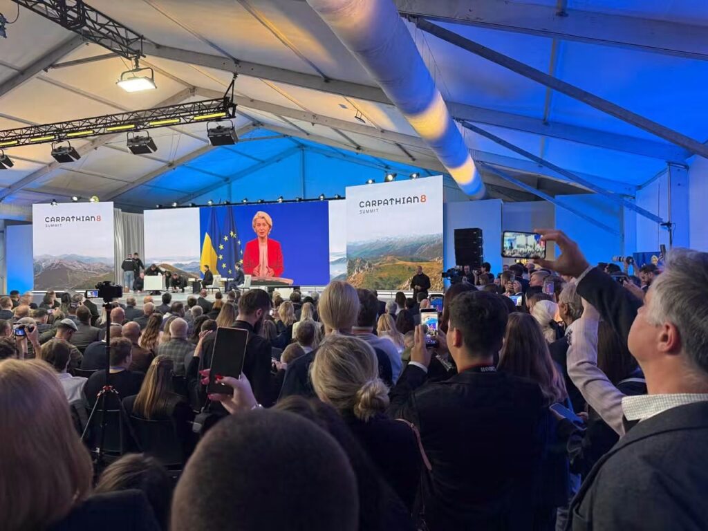 (FOTO) Primarul Toma, la Summit, alături de Nicușor Dan și Volodimir Zelenski. "Am fost înjurat ca la ușa cortului" 2 Nicușor Dan, primar Constantin Toma summit, Summit of the Carpathian Integration Initiative, Volodimir Zelenski