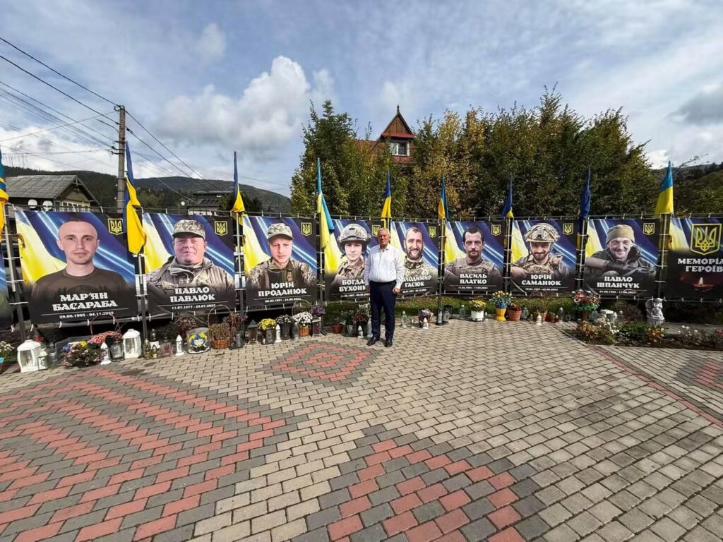 (FOTO) Primarul Toma, la Summit, alături de Nicușor Dan și Volodimir Zelenski. "Am fost înjurat ca la ușa cortului" 10 Nicușor Dan, primar Constantin Toma summit, Summit of the Carpathian Integration Initiative, Volodimir Zelenski