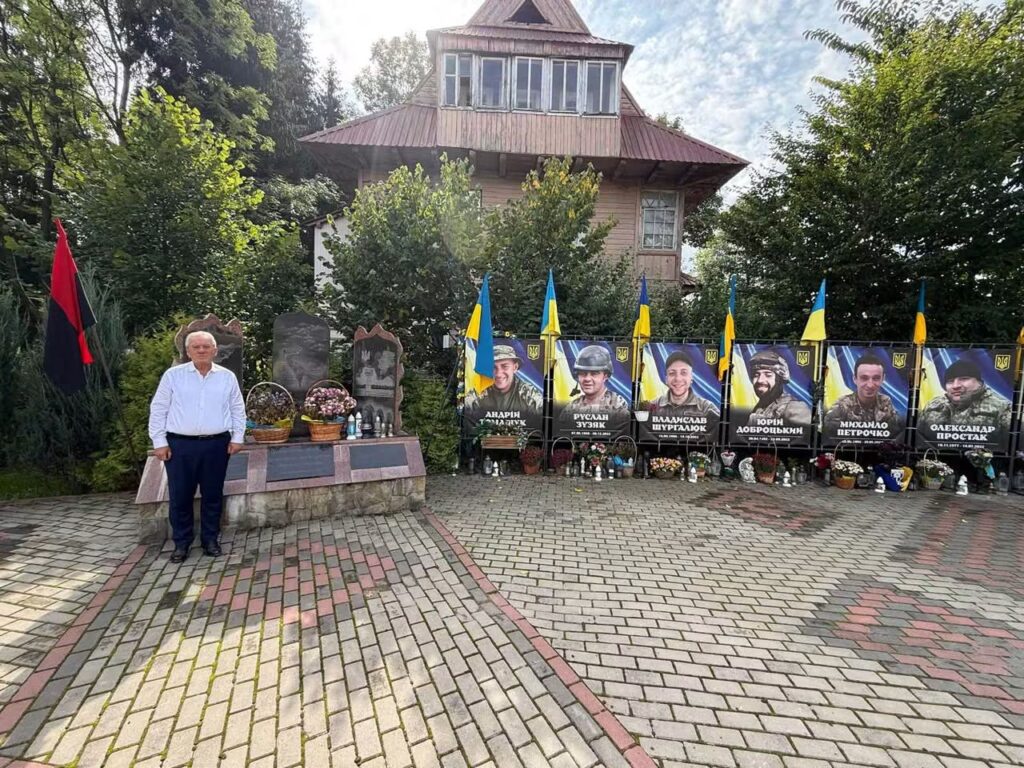 (FOTO) Primarul Toma, la Summit, alături de Nicușor Dan și Volodimir Zelenski. "Am fost înjurat ca la ușa cortului" 11 Nicușor Dan, primar Constantin Toma summit, Summit of the Carpathian Integration Initiative, Volodimir Zelenski