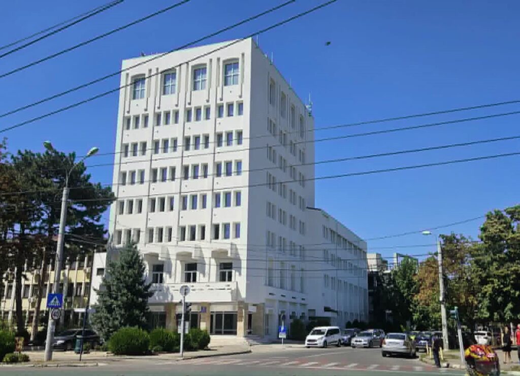 Proiect de 100.000 de euro, la Casa Albă. Prefect: Un nou pas în direcția dezvoltării infrastructurii instituției 2 prefect Leonard Dimian, proiect Prefectura Buzău stocare energie electrică surse regenerabile, ședință de lucru Casa Albă Buzău