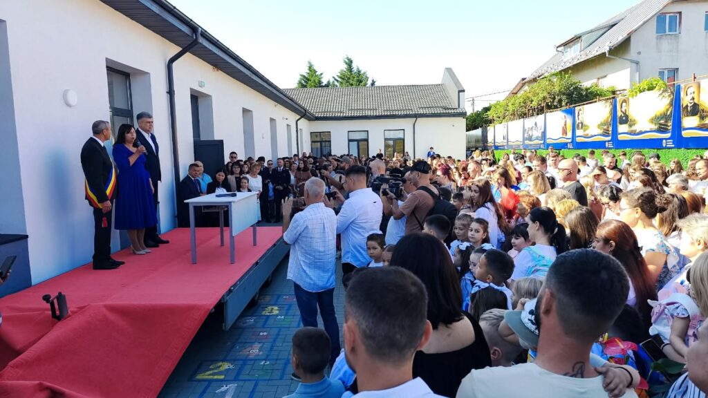 (FOTO) MĂRĂCINENI. Marcel Ciolacu și primarul au tăiat panglica la o școală nouă 1 inaugurare școală Marcel Ciolacu Buzău, școală nouă Căpățânești