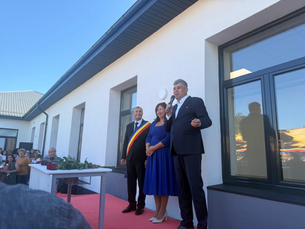 (FOTO) MĂRĂCINENI. Marcel Ciolacu și primarul au tăiat panglica la o școală nouă 5 inaugurare școală Marcel Ciolacu Buzău, școală nouă Căpățânești