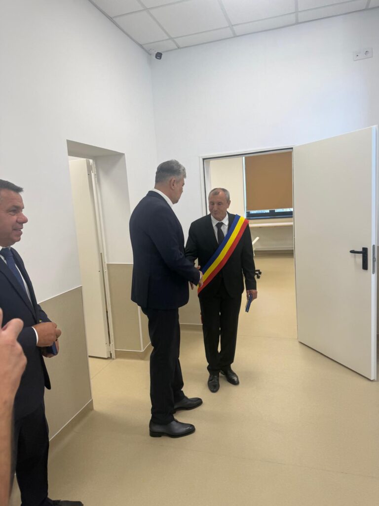 (FOTO) MĂRĂCINENI. Marcel Ciolacu și primarul au tăiat panglica la o școală nouă 4 inaugurare școală Marcel Ciolacu Buzău, școală nouă Căpățânești