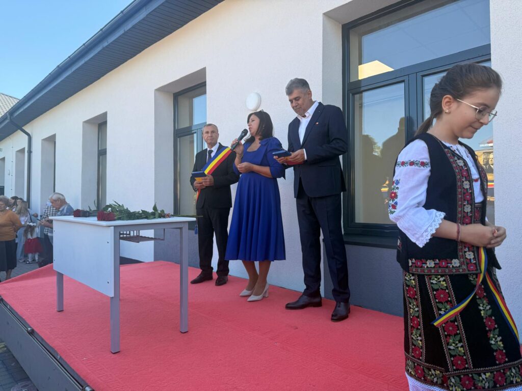 (FOTO) MĂRĂCINENI. Marcel Ciolacu și primarul au tăiat panglica la o școală nouă 6 inaugurare școală Marcel Ciolacu Buzău, școală nouă Căpățânești