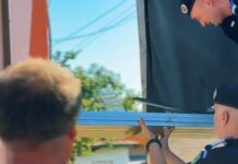 (VIDEO) Familie rămasă fără casă, ajutată de jandarmii buzoieni