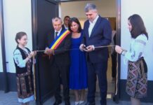 (FOTO) MĂRĂCINENI. Marcel Ciolacu și primarul au tăiat panglica la o școală nouă