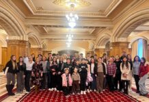 (FOTO) Zeci de elevi și profesori din Berca, vizită în Parlament
