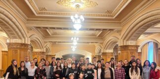 (FOTO) Zeci de elevi și profesori din Berca, vizită în Parlament