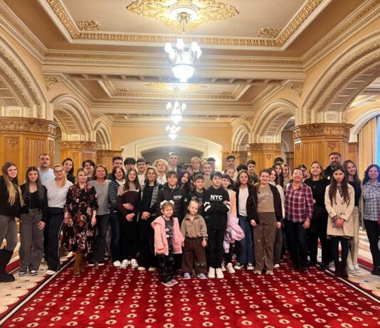 (FOTO) Zeci de elevi și profesori din Berca, vizită în Parlament