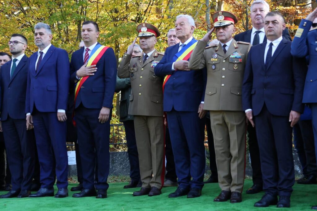SIRIU. Marcel Ciolacu și Constantin Toma, la ceremonia organizată în Cimitirul Eroilor, de Ziua Armatei 1