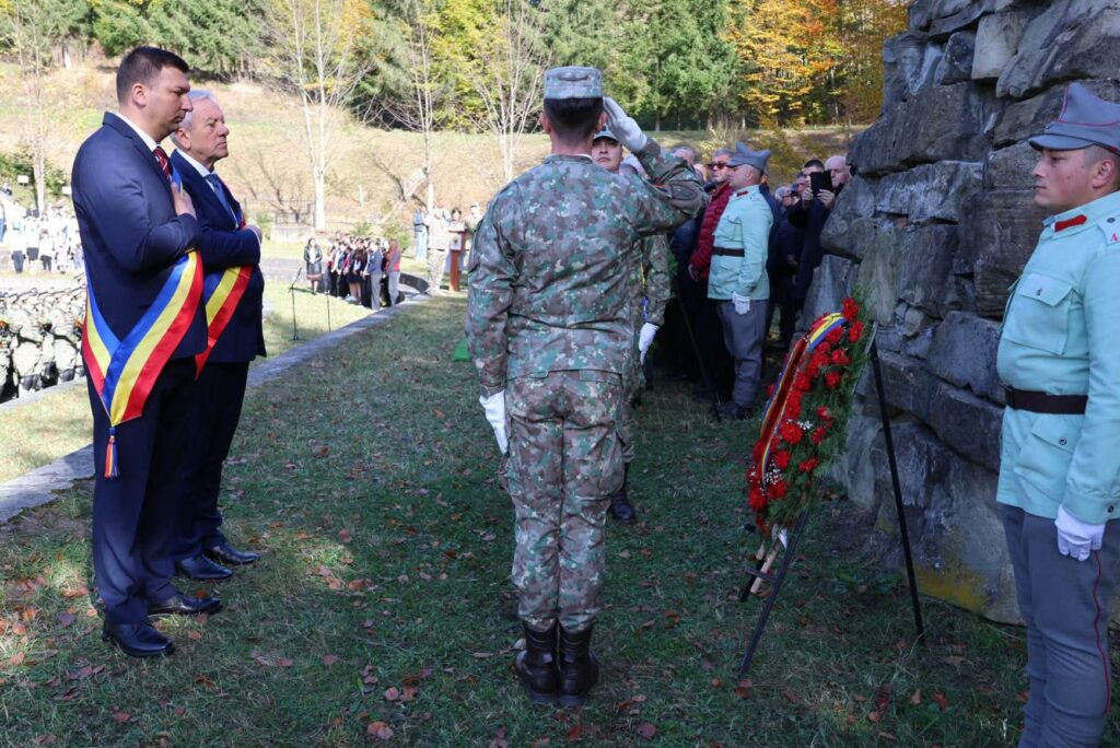 SIRIU. Marcel Ciolacu și Constantin Toma, la ceremonia organizată în Cimitirul Eroilor, de Ziua Armatei 2