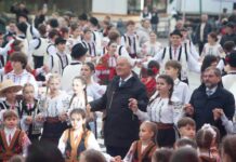 (FOTO) Primarul Toma, prins în horă, peste Prut: Am regăsit la Strășeni o comunitate frumoasă