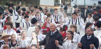 (FOTO) Primarul Toma, prins în horă, peste Prut: Am regăsit la Strășeni o comunitate frumoasă
